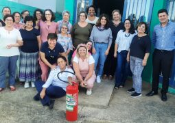 Colaboradores e voluntários  do Grupo Rosa e Amor participam  de treinamento de prevenção a incêndios