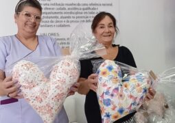 Projeto “Almofadas do Coração” leva conforto às assistidas do Grupo Rosa e Amor