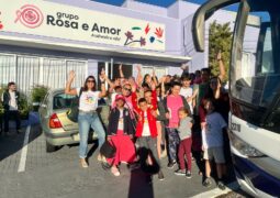 Grupo Rosa e Amor leva crianças e adolescentes do Projeto Sementes do Futuro para um passeio especial