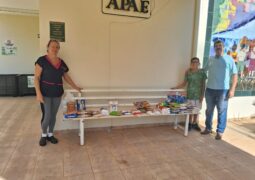APAE recebe doação de alimentos do Clube de Carros Antigos