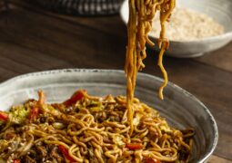Yakissoba Solidário: Grupo Rosa e Amor lança venda de porções congeladas para fortalecer ações sociais