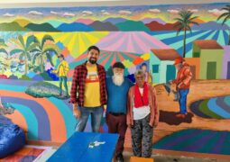 Artista Jerci Maccari conclui painel na Escola Horácio Salles Cunha