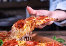 Grupo Rosa e Amor promove venda solidária de pizzas em parceria com o Projeto Mão na Massa