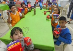 Ação social do McDonald’s leva alegria a crianças atendidas pela ACES em Valinhos