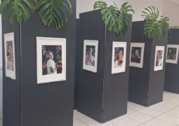Exposição “Vejo Flores em Você” leva arte e solidariedade à sede do Grupo Rosa e Amor