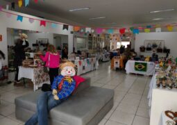 Feira de Encantos une empreendedorismo, solidariedade e acolhimento no Grupo Rosa e Amor