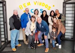 Missão que aproxima culturasCrianças da ACES recebem visita de grupo americano