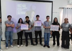 Patrulheiro aborda violência contra a mulher e saúde do homem com jovens aprendizes