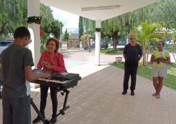 Jovem deficiente visual e autista recebe teclado musical em gesto de solidariedade