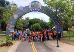 Crianças atendidas pela ACES visitam o Parque Mundo das Crianças